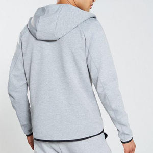 Chándal de entrenamiento para hombre diseñado para rutinas de fitness y uso casual, con textura suave y cómoda, disponible para venta en línea. - Product Image 4