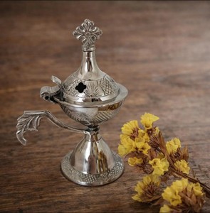 Quemador de incienso de latón con acabado plateado y asa |   Quemador de incienso Loban Dhoop de estilo vintage |   Portafragancias Decorativo para el Hogar - Product Image 2