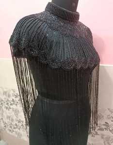 Cape en polyester pour adulte avec broderie perlée et franges, idéale pour les occasions festives, cape noire perlée à la main avec col haut, luxe - Product Image 1