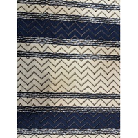 Tissu en nylon respirant imprimé bleu marine et blanc à rayures chevron/zigzag de qualité supérieure pour robes et hauts de filles, disponible