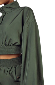 Conjunto deportivo de 2 piezas con logotipo personalizado para mujer, chaqueta corta con cremallera de nailon y pantalones estilo streetwear con bolsillos laterales. - Product Image 5