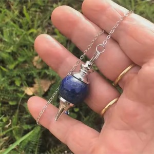 Pendentif de guérison en lapis-lazuli poli, forme boule, fait main, pour la radiesthésie et le Reiki, outil dynamique en cristal - Product Image 3