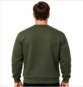 เสื้อสเวตเชิ้ตคอกลมสีเขียวมะกอกสำหรับผู้ชาย ยี่ห้อ Index Apparel ลายพิมพ์หมาป่าและพระจันทร์ ทรงลำลอง พอดีตัว พิมพ์ลายดิจิทัล - Product Image 2