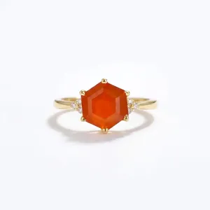 Anillo de Compromiso Clásico para Mujer con Gema de Cornalina Corte Hexagonal, Plata de Ley 925, Bañado en Oro, Engaste de Garras - Product Image 4