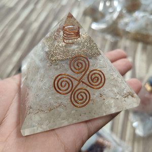 Vente en gros de la meilleure qualité d'agate de tourmaline noire boule de pierre précieuse orgonite hautement polie pyramide d'énergie pour la guérison religieuse orgone - Product Image 4