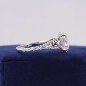 Anillo de compromiso de diamante de corte ovalado en platino y oro blanco con engaste de cuatro puntas, banda de tallo dividido con pavé y doble fila de piedras de acento. - Product Image 2