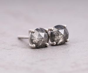 Boucles d'oreilles tendance en diamant sel et poivre taille ronde, clous sertis à quatre griffes, diamant naturel rustique, bijoux en or raffiné pour le quotidien - Product Image 4