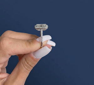 Anillo de Diamantes de 4.50ct, Anillo de Compromiso Cultivado en Laboratorio, Certificado IGI, Corte Esmeralda, VVS2, Oro Blanco F, Personalizado, Venta al Por Mayor - Product Image 4