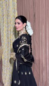 Vestido de Novia Tradicional Indio-Pakistaní de Seda Negra Bordada, Largo hasta el Suelo, Corte Regular, con Detalles en Dorado - Product Image 2