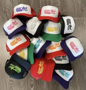 Casquettes de camionneur personnalisées de haute qualité à 5 panneaux, casquettes en toile maillée, logo brodé, casquettes de sport performantes, vente en gros pour hommes - Product Image 1