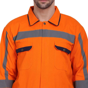 Un service professionnel assure que ces vestes de travail pour hommes, provenant d'un exportateur en gros, répondent aux normes de sécurité B2B de haute qualité. - Product Image 4