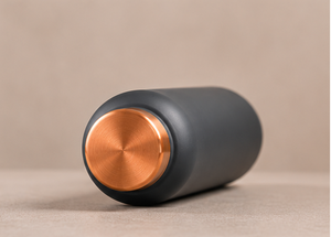 Bouteille d'eau minimaliste en cuivre noire avec couvercle en cuivre, gourde de voyage portable - Product Image 5