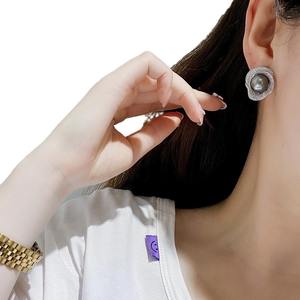 Pendientes de Botón Clásicos y Versátiles de Oro G18k con Perla Negra Natural de 8-9 mm, Redondos, con Micro Imperfecciones, Personalizados - Product Image 4