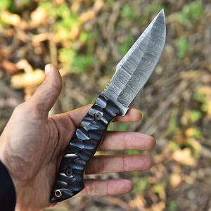 Couteau de chasse et utilitaire à lame fixe en acier Damas fait main, pointe tombante, manche en bois, étui en cuir, style industriel droit - Product Image 2