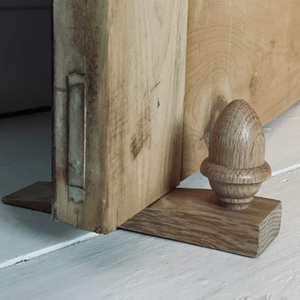 Cuña de puerta de madera maciza de roble y nogal, hecha a mano, calidad británica con grabado, tope de puerta de madera. - Product Image 1