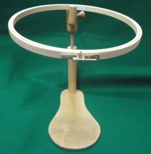 Aro de madera con esquinas redondeadas NF0004 con soporte, soporte de aro de madera con anillo ajustable para uso en bordado y manualidades. - Product Image 1