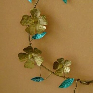 Charmante couronne de fleurs en métal avec des fleurs colorées et des feuilles vertes turquoise, parfaite pour la décoration murale artistique rustique de la maison - Product Image 2
