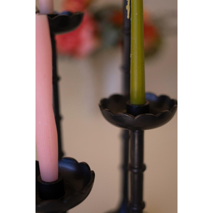 Porte-bougies coniques en métal noir mat, avec des colonnes hautes de style bambou et des coupelles anti-gouttes peu profondes incurvées pour des présentations élégantes - Product Image 6