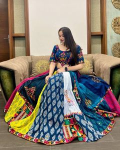 Ensemble Lehenga Choli Navratri en coton mousseline imprimé numériquement et orné de broderies miroir, avec blouse non cousue et dupatta - Product Image 1
