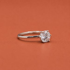 Hermoso Anillo de Plata S925 con Moissanita Solitaria de Forma Redonda para Mujer - Product Image 2