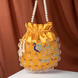 Bolso de mano tipo Potli con cordón, bordado y con cuentas, para fiestas, bodas, o como estuche para joyas y cosméticos. - Product Image 4