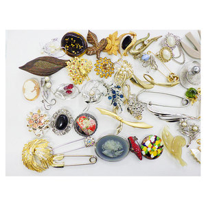 Precios Impresionantes, Calidad Magnífica, Set Surtido de 50 Broches de Moda para Mujer de Segunda Mano - Product Image 1