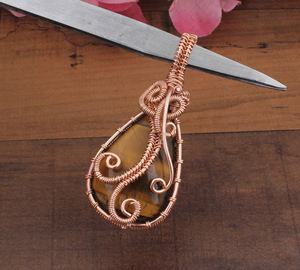 Colgante de Ojo de Tigre Natural Envuelto en Alambre, Chapado en Platino, Vintage, Unisex, Hecho a Mano, Plata de Ley, Joyería con Piedra Preciosa Chatoyante - Product Image 1