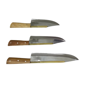Juego de Tres Cuchillos de Cocina con Hojas de Acero Plateado y Mangos de Madera Natural para Preparar Carne y Alimentos - Product Image 4