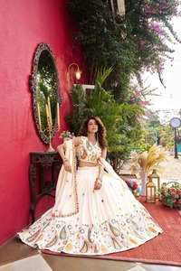 Conjunto de Lehenga Choli Bordado de Calidad Premium con Hilo y Lentejuelas, Vichitra Puro, Sin Arrugas, Elástico, para Fiestas - Product Image 3
