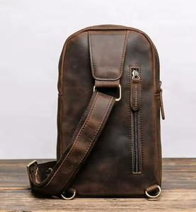 Sac messager vintage en cuir véritable pour homme avec logo personnalisé et chaînes décoratives - Product Image 5