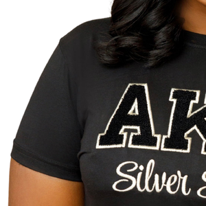 เสื้อยืดสีดำ AKA Silver Soror Chenille ปักตัวอักษรกรีก ผ้าฝ้ายพรีเมียม สตรีทแวร์ลำลอง เสื้อผ้าชมรม - Product Image 3