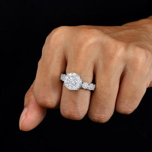 Bague de Mariage en Argent Sterling 925 avec Diamant Moissanite Premium, Pierre Centrale Carrée et Bande Latérale Élégante - Product Image 1