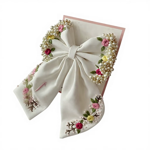 Élégante Barrette à Cheveux en Acrylique Blanc avec Nœud, Décoration Florale et Perles, Ruban de 24 cm, Accessoire de Mariage Écologique - Product Image 1