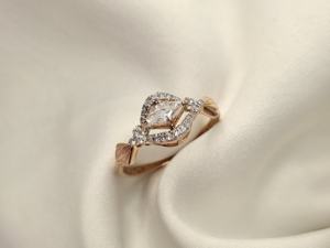 แหวนเงินแท้ 925 ประดับเพชรเลี้ยงในห้องปฏิบัติการ ดีไซน์วินเทจรูปปีก วงแหวนนิรันดร์ สำหรับหมั้น ได้รับการรับรองจาก IGI แบบฝังเพชรแบบช่อง สำหรับผู้หญิง - Product Image 2