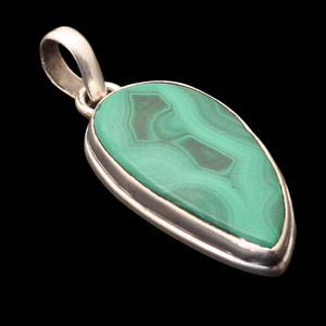 Pendentif vintage en laiton plaqué argent avec pierre précieuse en malachite naturelle en forme de goutte d'eau sertie dans un cadre - Product Image 2