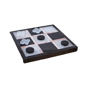 Tic-tac-toe en marbre fin sous forme de veines roses et de carrés blancs contrastant avec le noir élégant du monde cible - Product Image 1