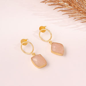 Pendientes colgantes minimalistas de cuarzo rosa – Joyería artesanal de latón con piedra natural para mujer - Product Image 1