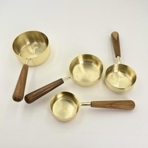 Tazas y Cucharas Medidoras de Acero Inoxidable de Alta Calidad con Acabado Dorado y Mango de Madera de Acacia, Aptas para Lavavajillas - Product Image 3