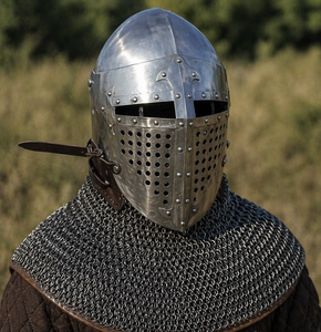 Casque de Chevalier Médiéval Antique avec Chaîne de Mailles, Fait Main en Acier Doux Poli Argenté, pour Costume, avec Sangle en Cuir Réglable - Product Image 1