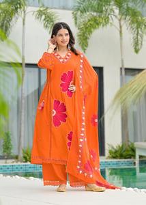 Ensemble de costume de luxe en coton orange avec appliques, pantalon à motifs floraux et bordure en dentelle, et dupatta assorti - Product Image 2