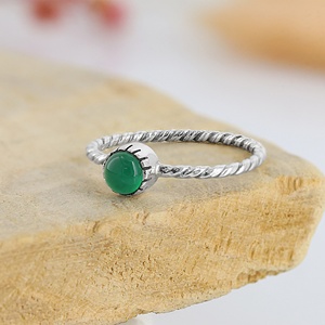 Anillo de Plata de Ley 925 con Ónix Verde Redondo Cabujón y Banda Trenzada, Joyería Artesanal con Piedras Preciosas al por Mayor - Product Image 3