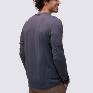 เสื้อยืดคอกลมแขนยาวผู้ชายทรงปกติผ้าถักสีทึบสไตล์ลำลองสีเทาเข้ม - Product Image 2