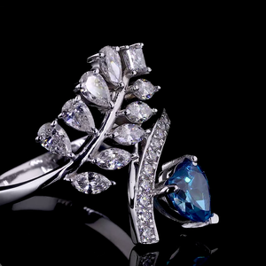 แหวนรูปหัวใจสีฟ้าอะความารีนประดับเพชรทรงใบไม้ ผลิตในห้องปฏิบัติการ ตัวเรือนทองคำขาว 14K แท้ - Product Image 3