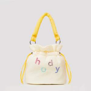 Sac seau mini tendance pour femme avec fermeture éclair, sac à bandoulière premium en tissu froissé avec sangle réglable pour le shopping et les activités de plein air - Product Image 4