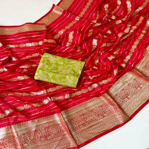 Sari VASTRA COTTAGE de viscosa pura con tejido jacquard Georgette y borde Zari, teñido a mano, con blusa de seda Dola en contraste - Product Image 2