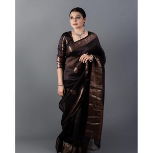 À la mode Banarasi Soft Silk Copper Zari Weave Saree avec chemisier non cousu en noir - Product Image 1