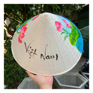 Chapeau conique en feuille de palmier de bambou, fabriqué avec des matériaux naturels et une forme stable, idéal pour les activités de plein air et la décoration intérieure - Product Image 1