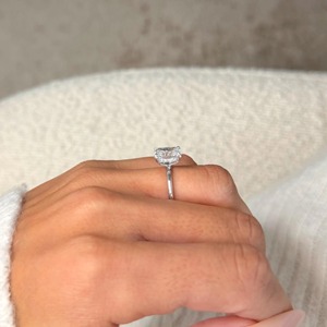 Anillo de Compromiso Clásico para Mujer con Cristal de Corte Cojín ZAYRO EXPORT ZR-208, Plata 925 con Baño de Rodio, Engaste de Garras, Diseño Floral - Product Image 5