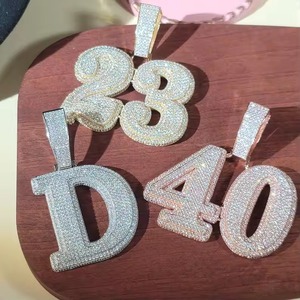 Pendentif élégant en argent plaqué moissanite, design chiffres et lettres, bijou unisexe tendance hip-hop - Product Image 2