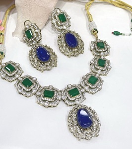 Ensemble de collier et boucles d'oreilles en zircon plaqué or de qualité supérieure, idéal pour un cadeau de mariage pour femme - Product Image 3